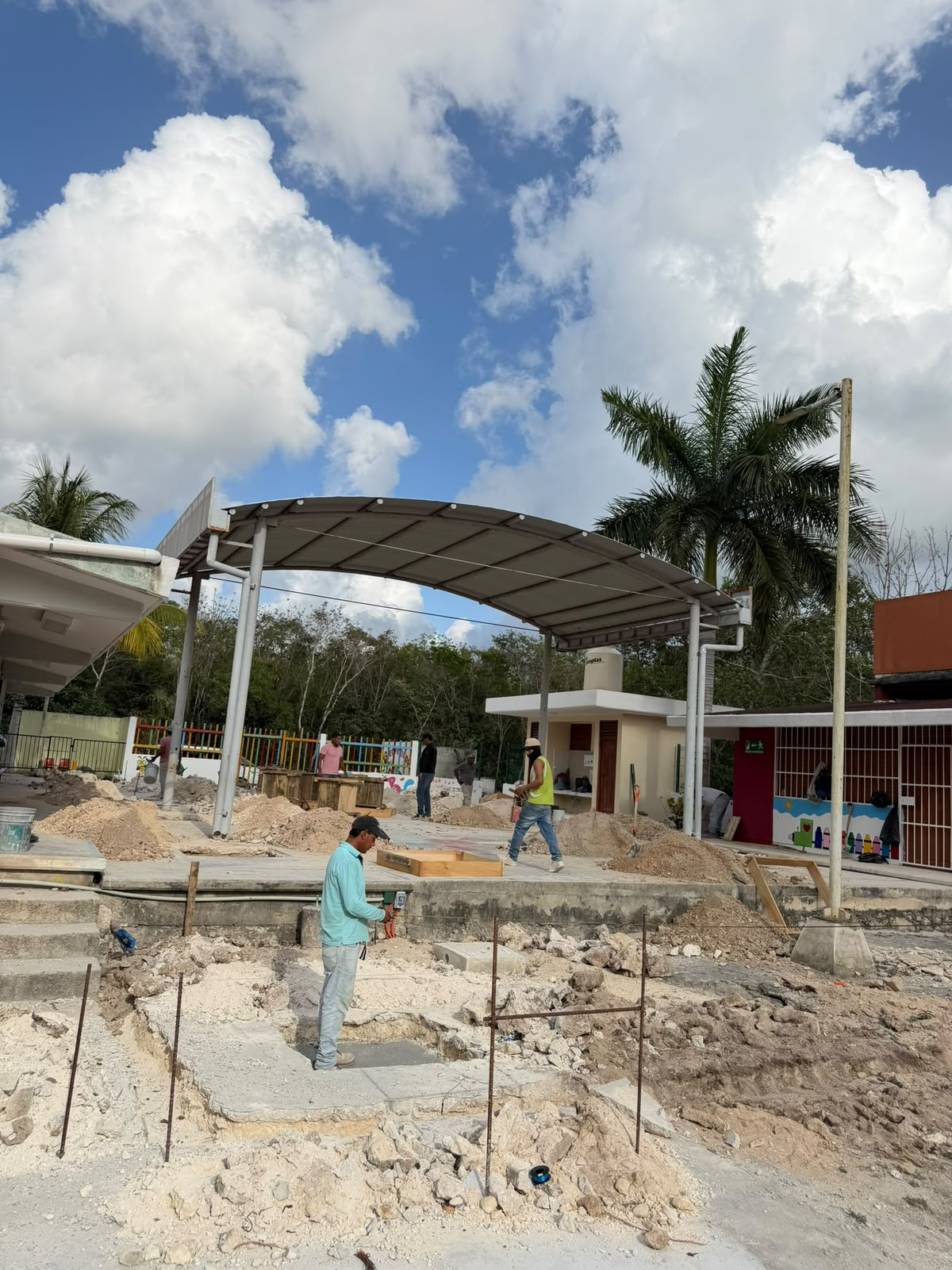 Obra civil en proceso de construcción con equipo técnico.